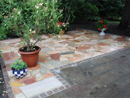 Polygonalplatten mit Granitumrandung