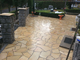 Polygonalplatten beige in Trassbeton verlegt