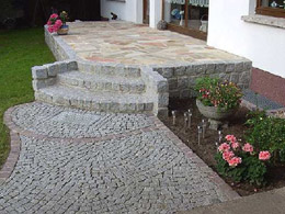 Polygonalplatten mit Granitumrandung