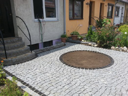 Kleingranit basalt mit Kunstharzfuge