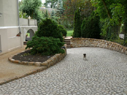 Sandsteinmauerwerk & Porphyrfl�chenpflaster rotbunt